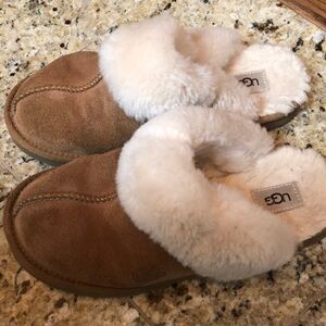 Ugg slippers size 4 in girls